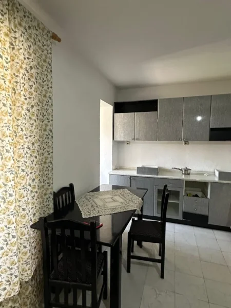 Tirane, jepet me qera apartament 2+1+Ballkon Kati 4, 80 m² 400 € (Ali Dem)