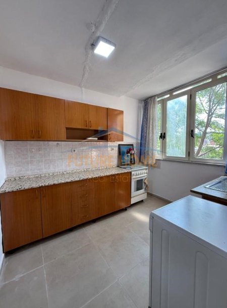 Tirane, jepet me qera apartament 3+1 Kati 4, 81 m² 600 € (21 Dhjetori)