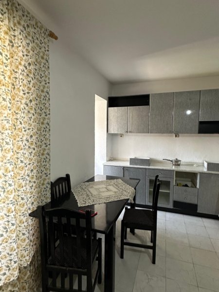 Tirane, jepet me qera apartament 2+1 , 75 m² 400 € 
