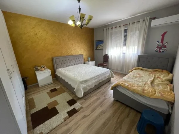 Tirane, jepet me qera apartament 2+1 Kati 3, 120 m² 400 € (Rruga Gaqo Tashko)