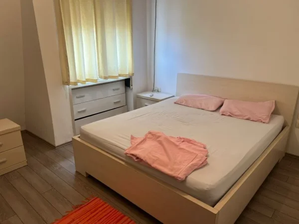 Tirane, jepet me qera apartament 1+1+Ballkon Kati 5, 67 m² 500 € (Blloku i Ambasadave)