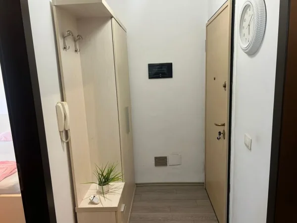 Tirane, jepet me qera apartament 1+1+Ballkon Kati 5, 67 m² 500 € (Blloku i Ambasadave)