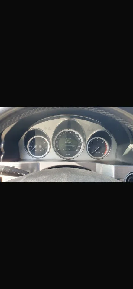 Tirane, shitet makine GLK220CDI Nafte, gri e erret automatik Kondicioner 200.000 km 9700 €