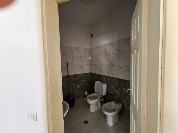 Tirane, jepet me qera apartament 2+1 Kati 2, 100 m² 400 € (astir)