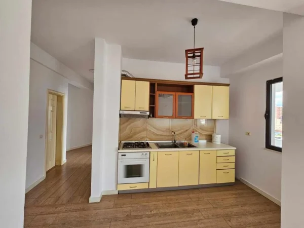 Tirane, jepet me qera apartament 2+1 Kati 2, 100 m² 400 € (astir)