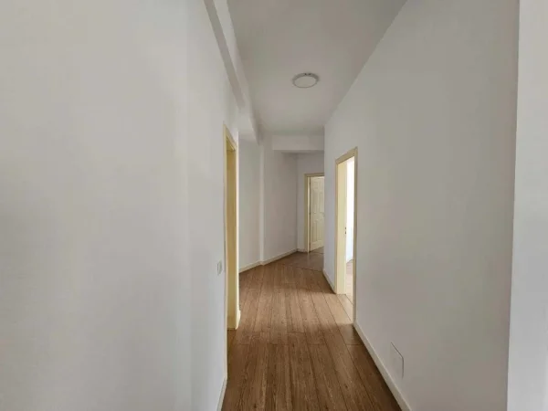 Tirane, jepet me qera apartament 2+1 Kati 2, 100 m² 400 € (astir)