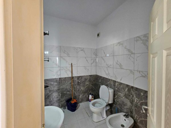 Tirane, jepet me qera apartament 2+1 Kati 2, 100 m² 400 € (astir)