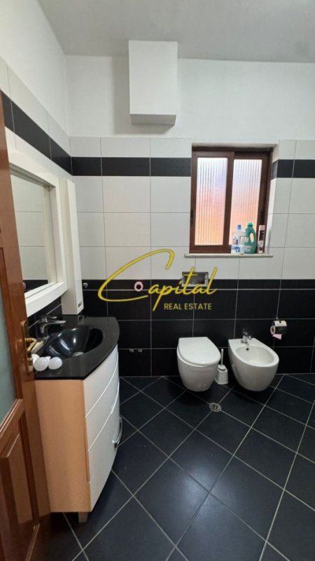 Tirane, jepet me qera apartament 2+1 , 145 m² 500 € (ALLIAS)