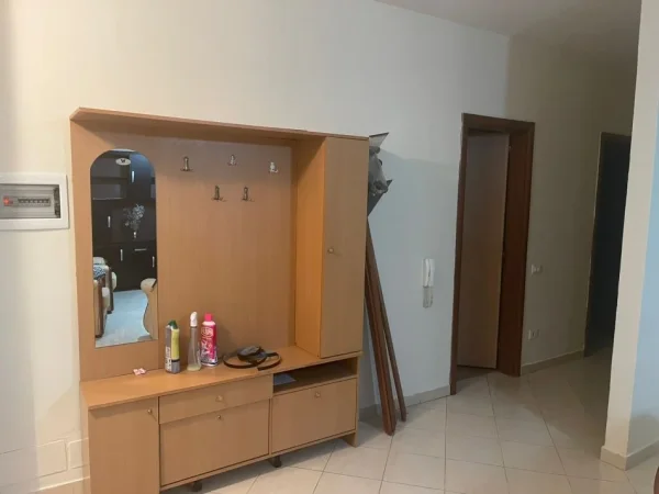 Tirane, jepet me qera apartament 2+1 Kati 8, 460 € (Astir)