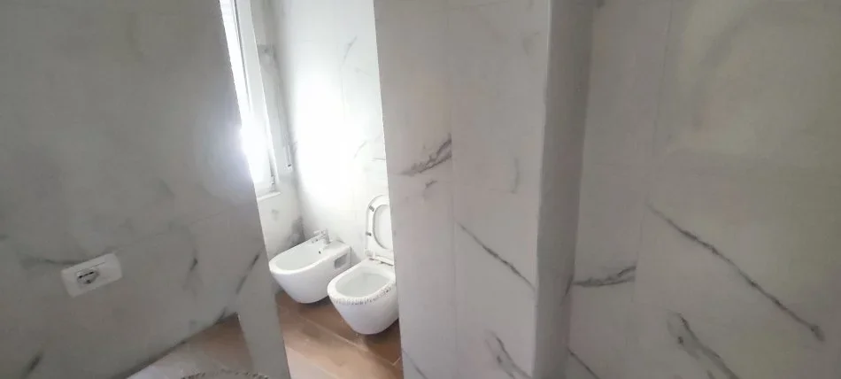 Tirane, jepet me qera zyre Kati 1, 50 m² 600 € (Rruga Kosovareve)