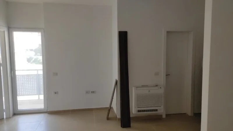 Tirane, jepet me qera zyre Kati 1, 50 m² 600 € (Rruga Kosovareve)