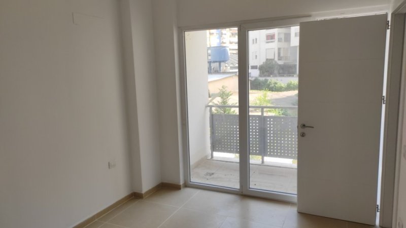 Tirane, jepet me qera zyre Kati 1, 50 m² 600 € (Rruga Kosovareve)