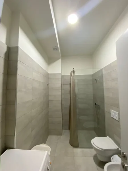 Tirane, jepet me qera apartament 1+1 Kati 7, 70 m² 650 € (tek shkolla e kuqe)