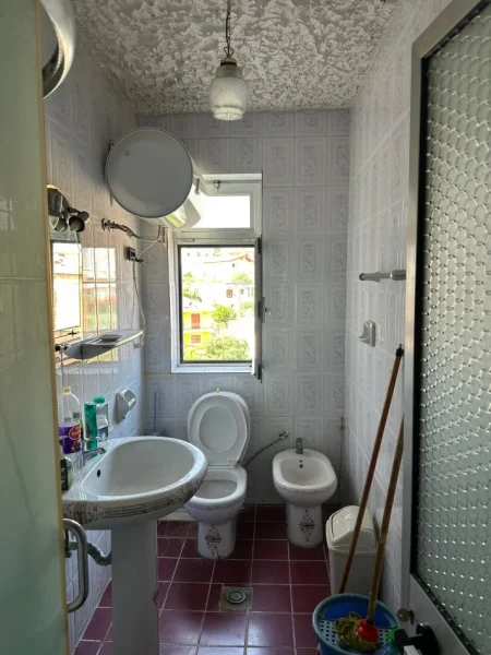 Tirane, jepet me qera apartament 2+1+Ballkon Kati 5, 75 m² 400 € (Rr. Idriz Dollaku)