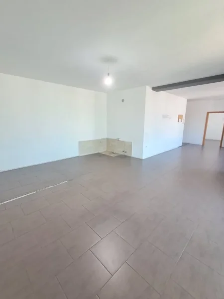 Tirane, jepet me qera zyre Kati 6, 116 m² 700 € (zogu i zi)