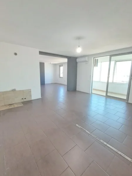 Tirane, jepet me qera zyre Kati 6, 116 m² 700 € (zogu i zi)