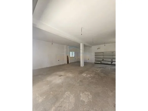 Durres, jepet me qera ambjent biznesi Kati 0, 80 m² 300 € (2 Eldat, Durres)