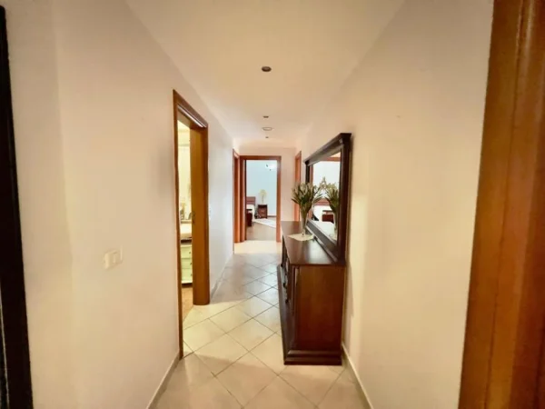 Tirane, jepet me qera apartament 2+1 Kati 4, 146 m² 800 € (Rruga e Barrikadave)