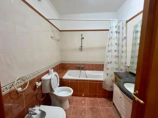 Tirane, jepet me qera apartament 2+1 Kati 4, 146 m² 800 € (Rruga e Barrikadave)