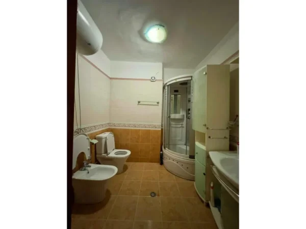 Tirane, jepet me qera apartament 2+1 Kati 4, 146 m² 800 € (Rruga e Barrikadave)