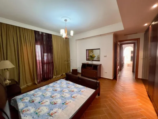 Tirane, jepet me qera apartament 2+1 Kati 4, 146 m² 800 € (Rruga e Barrikadave)