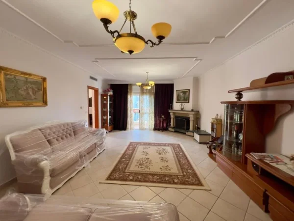 Tirane, jepet me qera apartament 2+1 Kati 4, 146 m² 800 € (Rruga e Barrikadave)