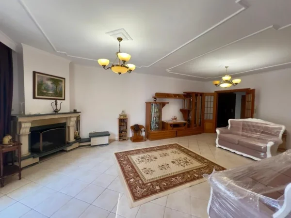 Tirane, jepet me qera apartament 2+1 Kati 4, 146 m² 800 € (Rruga e Barrikadave)