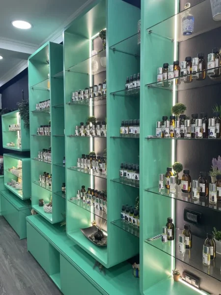 Shiten 2 biznes te konsoliduar në sektorin e parfumerisë, me dy pika aktive në qytetin e Tiranës., (Rruga “Xhanfize Keko” dhe “Abdyl Frashëri)