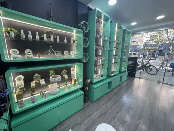 Shiten 2 biznes te konsoliduar në sektorin e parfumerisë, me dy pika aktive në qytetin e Tiranës., (Rruga “Xhanfize Keko” dhe “Abdyl Frashëri)