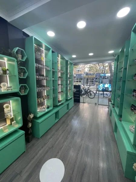 Shiten 2 biznes te konsoliduar në sektorin e parfumerisë, me dy pika aktive në qytetin e Tiranës., (Rruga “Xhanfize Keko” dhe “Abdyl Frashëri)