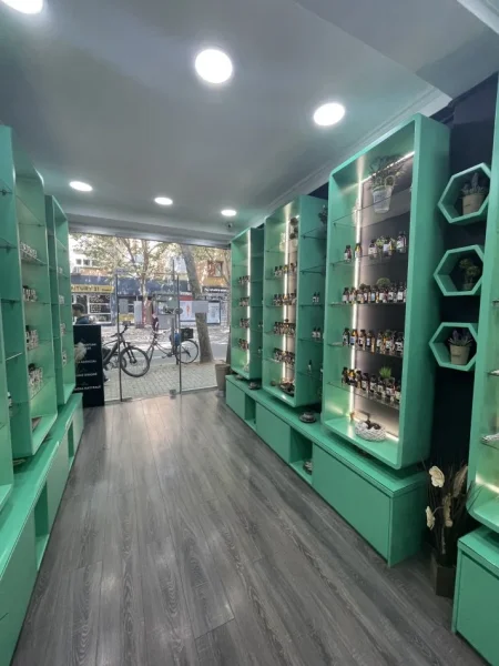 Shiten 2 biznes te konsoliduar në sektorin e parfumerisë, me dy pika aktive në qytetin e Tiranës., (Rruga “Xhanfize Keko” dhe “Abdyl Frashëri)