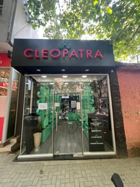 Shiten 2 biznes te konsoliduar në sektorin e parfumerisë, me dy pika aktive në qytetin e Tiranës., (Rruga “Xhanfize Keko” dhe “Abdyl Frashëri)