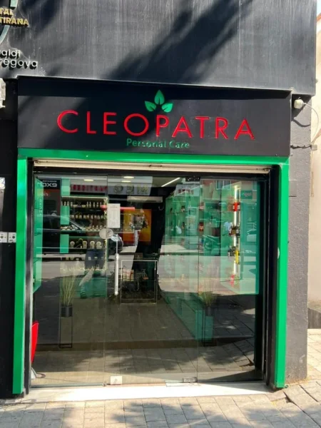 Shiten 2 biznes te konsoliduar në sektorin e parfumerisë, me dy pika aktive në qytetin e Tiranës., (Rruga “Xhanfize Keko” dhe “Abdyl Frashëri)