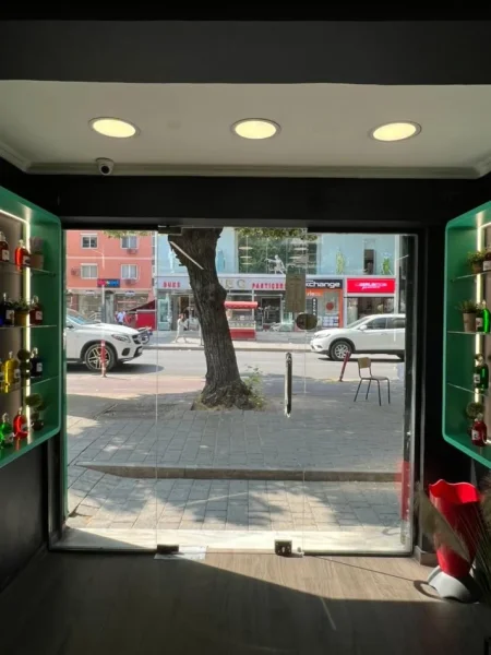 Shiten 2 biznes te konsoliduar në sektorin e parfumerisë, me dy pika aktive në qytetin e Tiranës., (Rruga “Xhanfize Keko” dhe “Abdyl Frashëri)