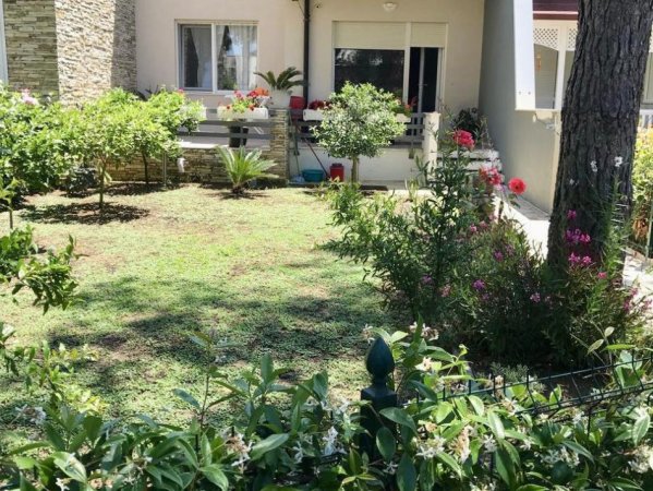 Gjiri i Lalzit, jepet me qera ditore apartament ne plazh 2+1 me oborr Kati 0, 100 m² (Gjiri i Lalzit Lura 1)