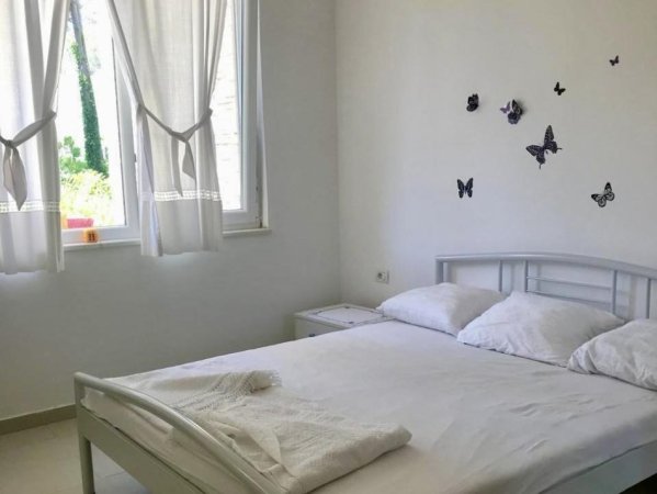 Gjiri i Lalzit, jepet me qera ditore apartament ne plazh 2+1 me oborr Kati 0, 100 m² (Gjiri i Lalzit Lura 1)