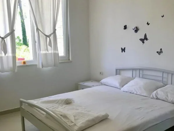 Gjiri i Lalzit, jepet me qera ditore apartament ne plazh 2+1 me oborr Kati 0, 100 m² (Gjiri i Lalzit Lura 1)