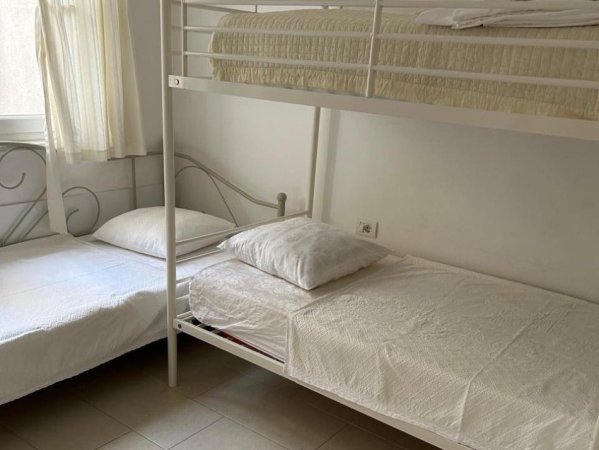 Gjiri i Lalzit, jepet me qera ditore apartament ne plazh 2+1 me oborr Kati 0, 100 m² (Gjiri i Lalzit Lura 1)