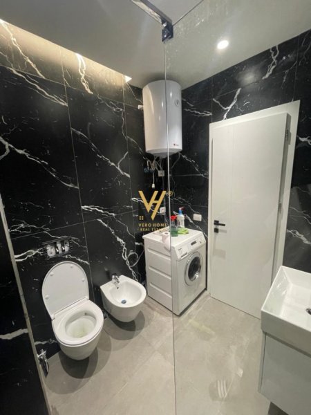 Tirane, jepet me qera apartament 2+1+Ballkon Kati 8, 95 m² 600 € (QTU)