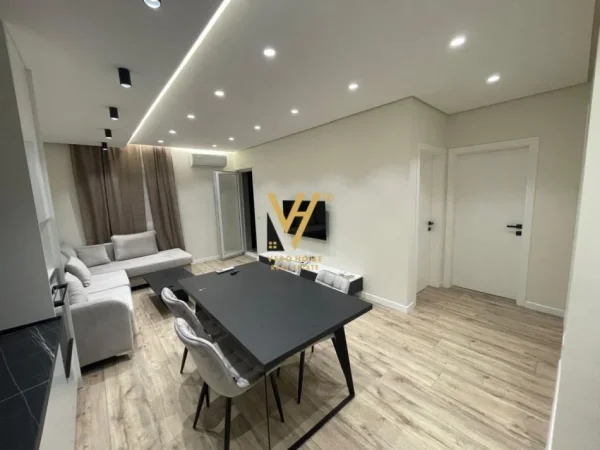 Tirane, jepet me qera apartament 2+1+Ballkon Kati 8, 95 m² 600 € (QTU)