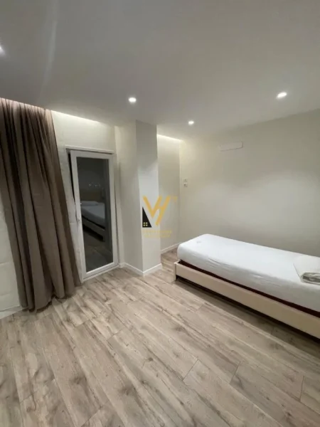 Tirane, jepet me qera apartament 2+1+Ballkon Kati 8, 95 m² 600 € (QTU)