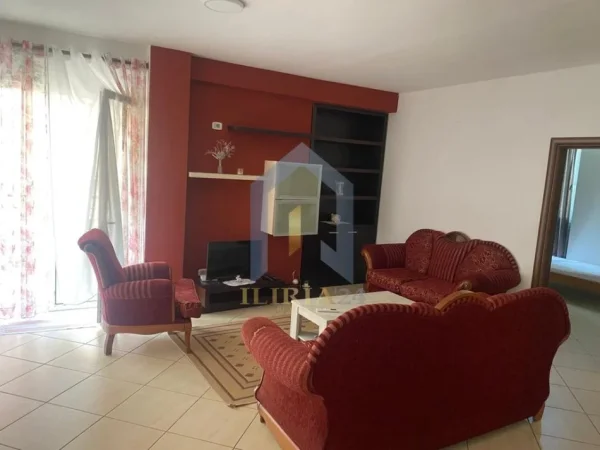 Tirane, jepet me qera apartament 2+1+Ballkon Kati 3, 100 m² 500 € (Kristal Center)