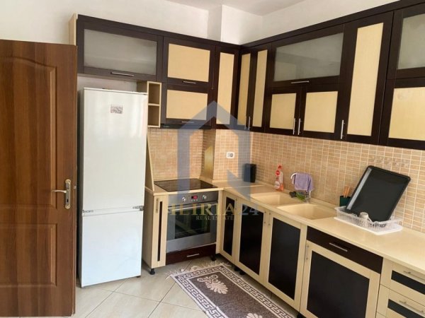 Tirane, jepet me qera apartament 2+1+Ballkon Kati 3, 100 m² 500 € (Kristal Center)