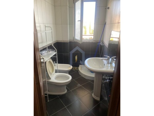 Tirane, jepet me qera apartament 2+1+Ballkon Kati 3, 100 m² 500 € (Kristal Center)