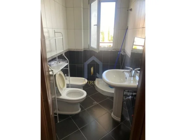 Tirane, jepet me qera apartament 2+1+Ballkon Kati 3, 100 m² 500 € (Kristal Center)