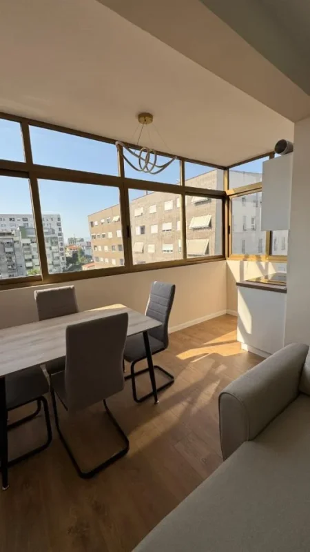 Tirane, jepet me qera apartament 2+1 Kati 5, 85 m² 650 € (Rr.Kongresi Lushnjes)