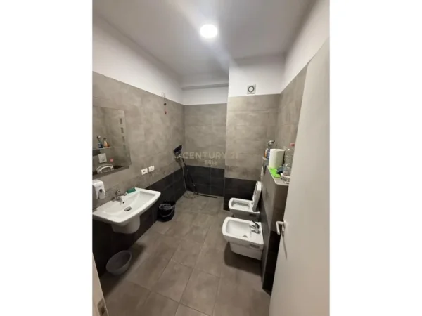 Tirane, jepet me qera apartament 3+1+Aneks+Ballkon Kati 7, 147 m² 1.700 € 