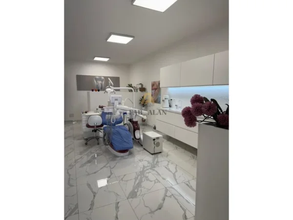 Durres, shitet biznesi dentar 18.000 euro , (Durres)