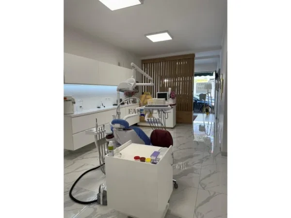 Durres, shitet biznesi dentar 18.000 euro , (Durres)