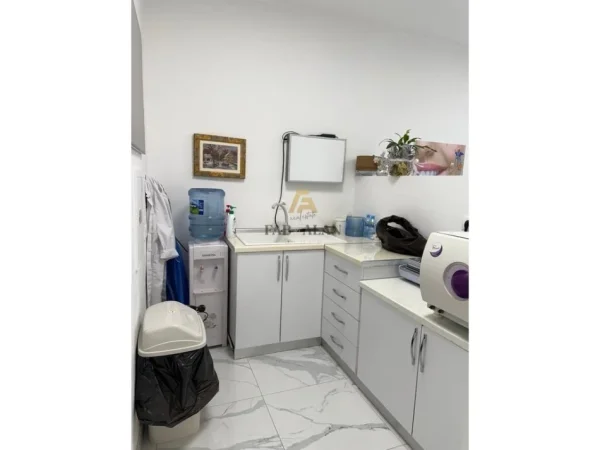 Durres, shitet biznesi dentar 18.000 euro , (Durres)